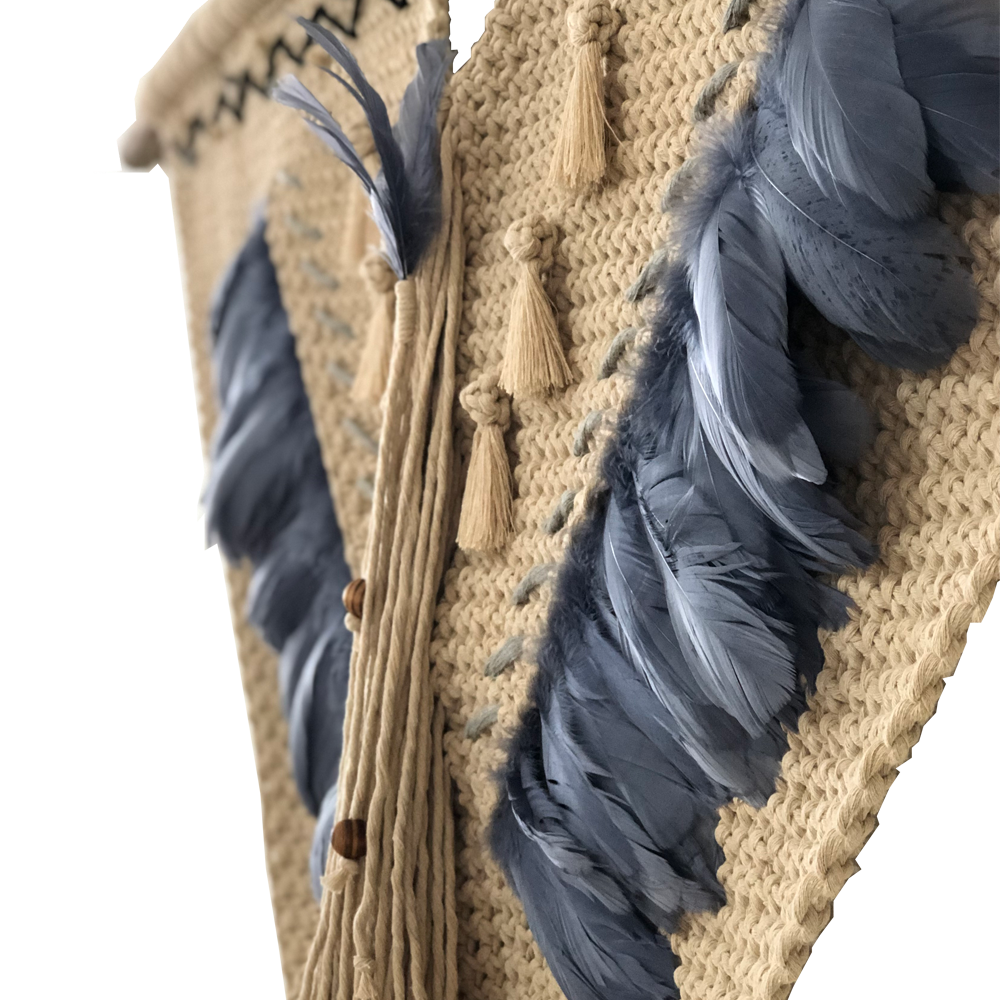MAYA - TAPIZ DE MACRAMÉ DE ALGODÓN Y PLUMAS DE GANSO