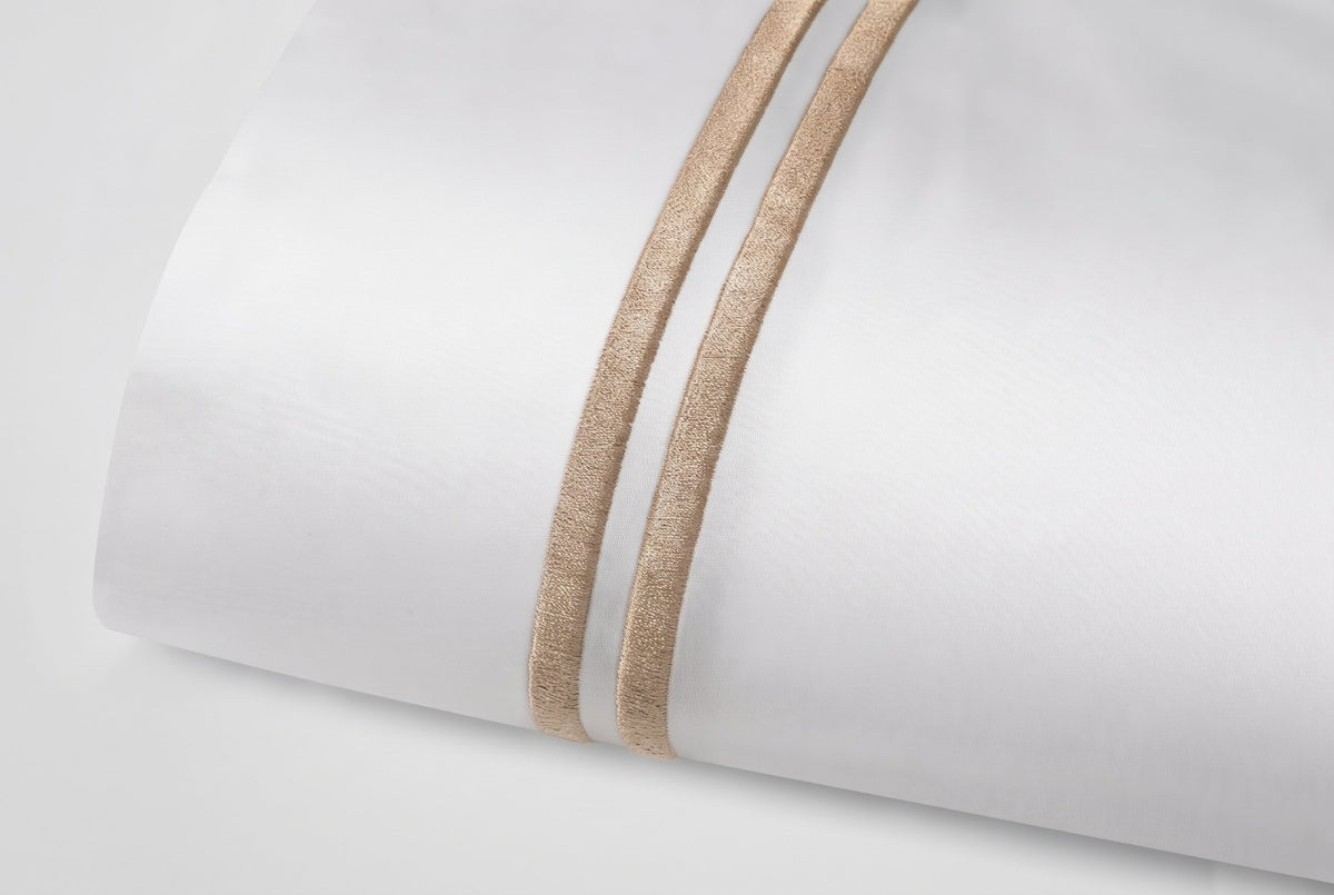 JUEGO DE SÁBANAS CON DOS CORDONES BORDADOS - Beige
