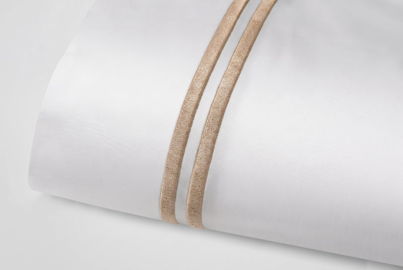 JUEGO DE SÁBANAS CON DOS CORDONES BORDADOS - Beige